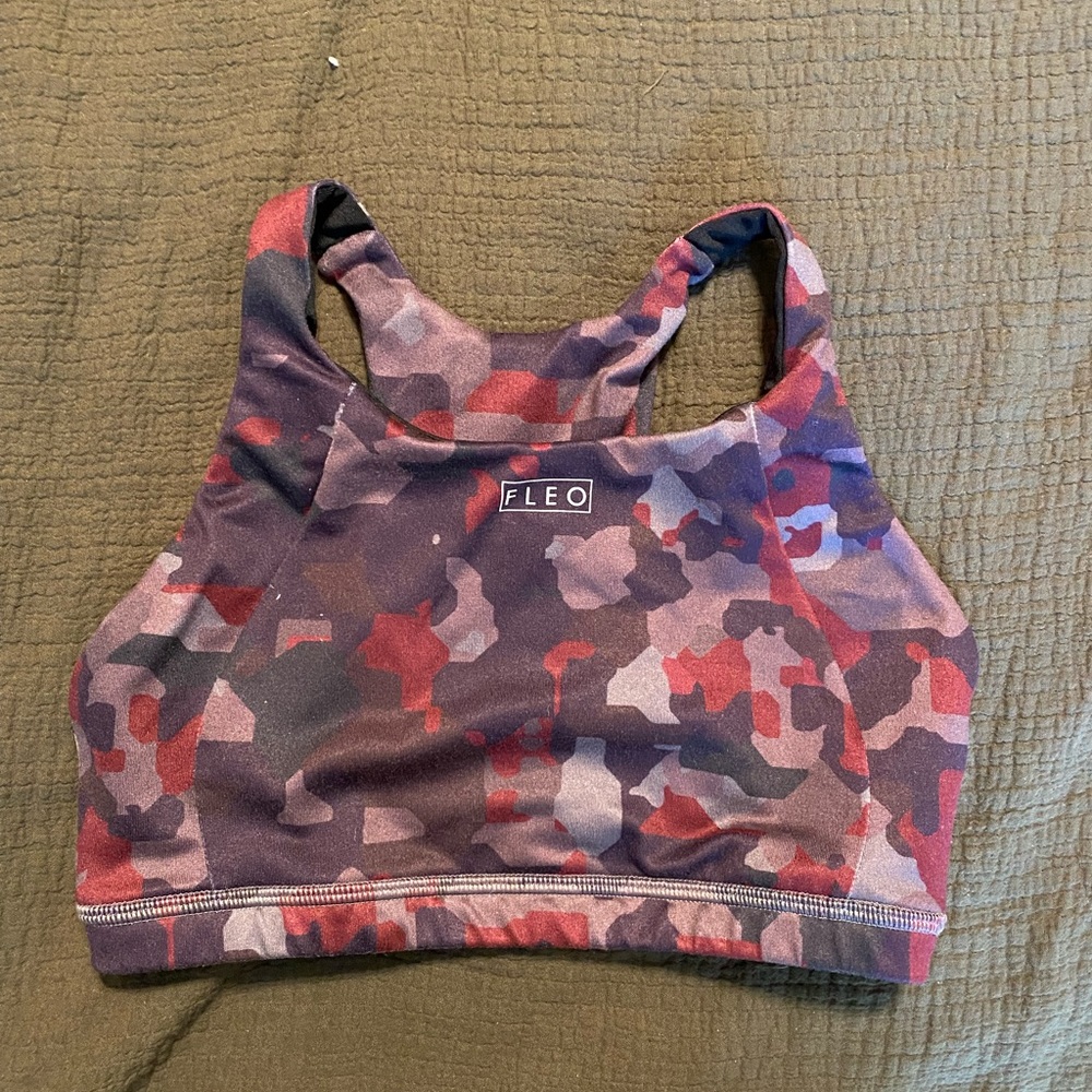 High neck fleo sports bra in camo